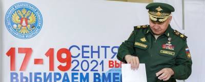 Сергей Шойгу проголосовал на выборах в Госдуму на участке в 45-й бригаде ВДВ в Подмосковье