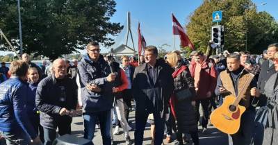 ВИДЕО: В Риге прошла новая акция против ковидных ограничений