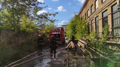 На Дорожной улице в Красноярске локализовали крупный пожар на складе