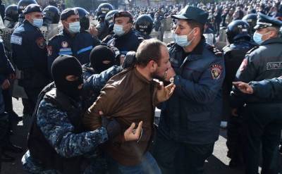 В Ереване полиция начала задержания протестующих против празднования Дня независимости