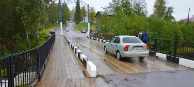 Мост после реконструкции за 3 млн рублей открыли в поселке Карелии