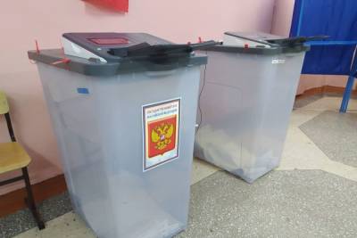 В Омской области член участковой комиссии со скандалом выбил дно ящика с выборными бюллетенями