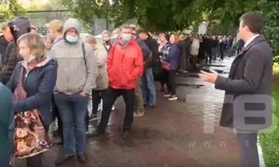 В Красноярске глава избиркома попросил толпу не голосовать сегодня. Его проигнорировали