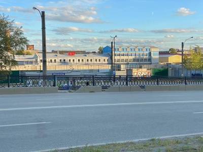В Екатеринбурге на отремонтированном за ₽155 млн мосту рассыпается поребрик