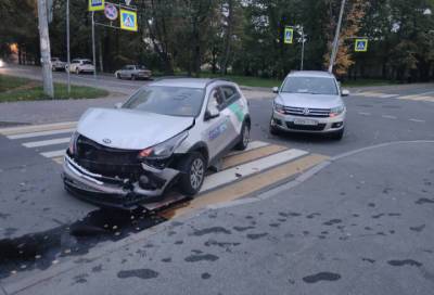 В Петербурге в серьезном ДТП пострадал каршеринговый автомобиль