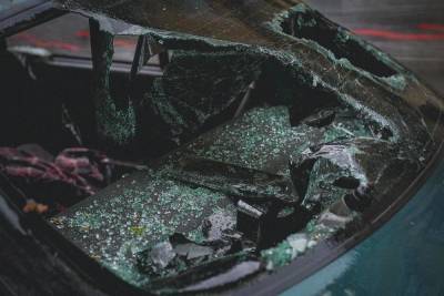 Рассерженный житель Вязьмы буквально разгромил автомобиль бывший супруги