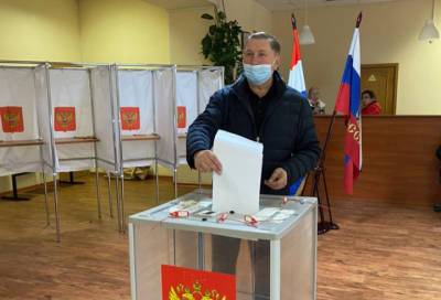 Сергей Яхнюк проголосовал на избирательном участке в Приозерском районе