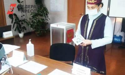 Жители одного из поселений Омской области пришли на выборы в тюбетейках и калфаках