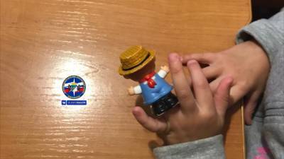 Спасатели вытащили палец ребенка из игрушки в Новосибирске