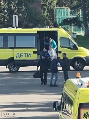 В Москве группу голосующих возят от участка к участку на автобусе с надписью «Дети»