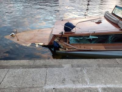 В Петербурге катер столкнулся с опорой моста и затонул