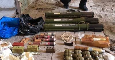 СБУ нашла на Закарпатье схрон с взрывчаткой и гранатами (ФОТО)