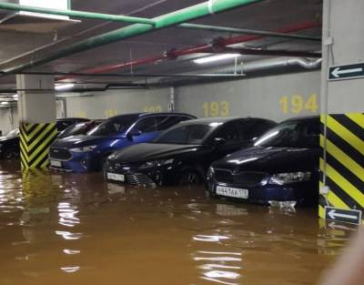 На севере Петербурга затопило поземную парковку