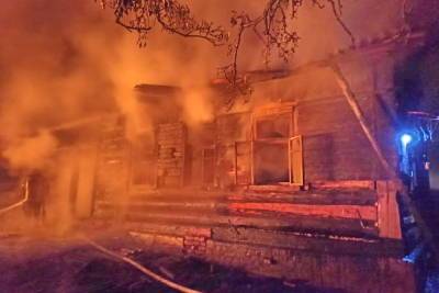 В Духовщинском районе мужчина выводил супругу и троих детей из горящего дома