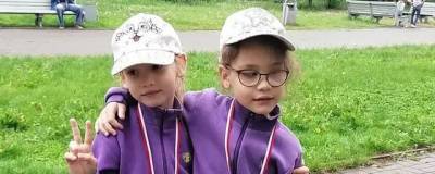 Школьники Новосибирска сэкономили на цветах и исполнили мечту слабовидящей девочки