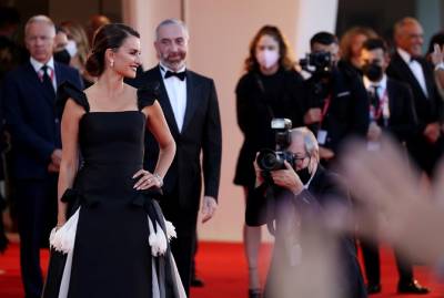 Наряды на Венецианском кинофестивале: невеста Роналду в комбинезоне, а Пенелопа Крус – в Chanel