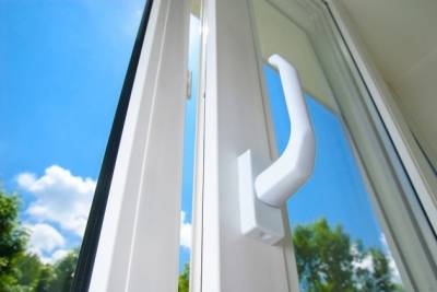Скидки до 50% на пластиковые окна и остекление балконов подарят «Доступные окна»