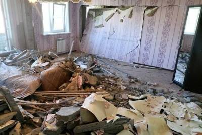 Работники УК начала расчищать квартиры, пострадавшие от взрыва самогонного аппарата в Чите