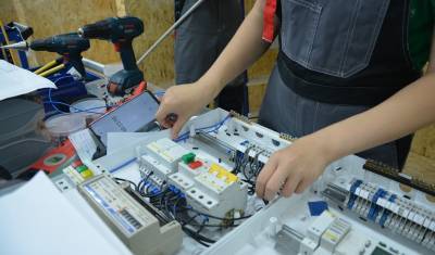 Студенты Тюменского колледжа обучаются навыкам в новой электромонтажной мастерской