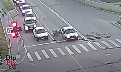 В Петрозаводске мотоциклист врезался в автомобиль на перекрестке