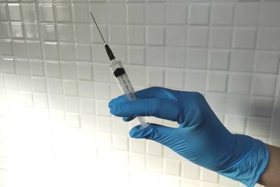 Полная вакцинация вдвое снижает риск постковидного синдрома