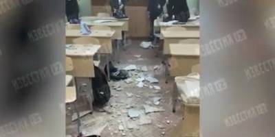 В петербургской гимназии №155 на первом уроке на учеников обрушился потолок