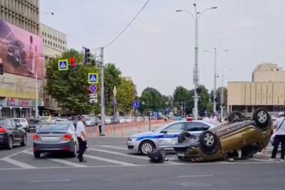 В центре Краснодара иномарка опрокинулась на патрульную машину