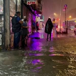 Жителей Нью-Йорка просят не выходить из дома из-за урагана «Ида». Видео