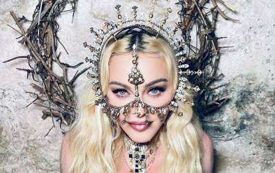 Мадонна взбудоражила откровенными позами на фото