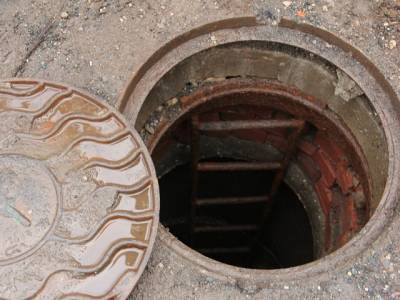 В Челябинской области проводят проверку по факту падения ребенка в канализационный колодец