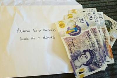 Незнакомец подбросил деньги под дверь английской матери-одиночке