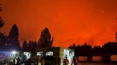 Калифорния: лесной пожар бушует в районе озера Тахо