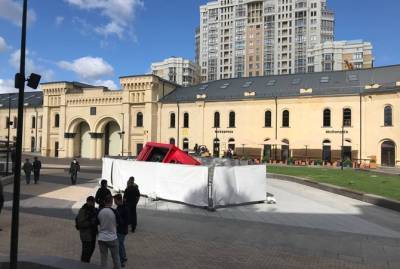 В Киеве испортили открытый накануне "сухой" фонтан на Арсенальной