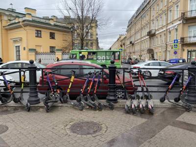 Петербуржцы начали скидывать самокаты в воду