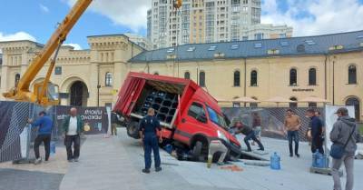 В Киеве в новый фонтан у Арсенала провалился фургон (ФОТО)