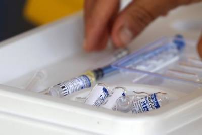 Мантуров заявил, что в регионах РФ нет дефицита вакцин против COVID-19