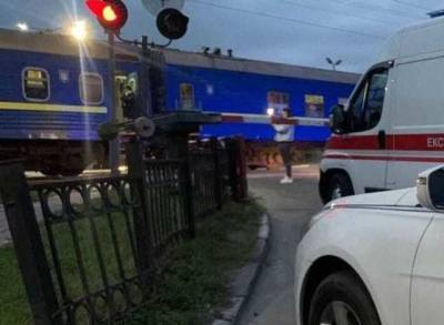 В Киеве мужчину, перебегавшего железнодорожные пути, сбил поезд: смерть была мгновенной