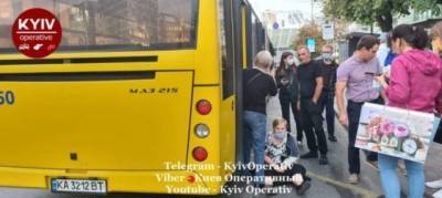В столице пассажирка автобуса застряла в дверях: женщину протащило несколько метров
