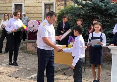 В Скопине наградили школьников, которые спасли полуторагодовалого ребенка