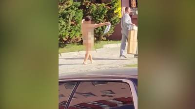 В Новосибирске женщина без одежды нападала на водителей