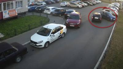 В воронежском ЖК неизвестный водитель снёс 2 припаркованных авто: появилось видео