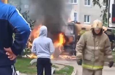 Во дворе на окраине Рязани загорелся грузовик
