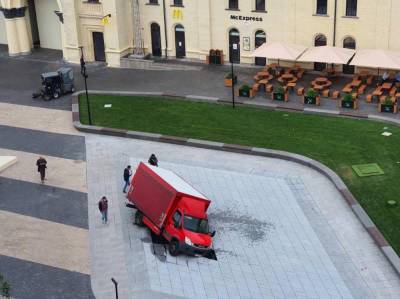В Киеве грузовик провалился в новый фонтан через день после его открытия