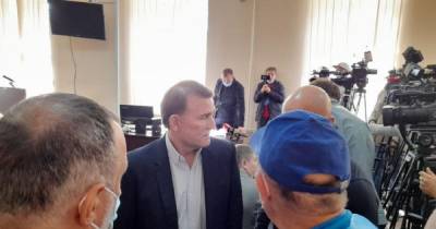 Под суд, где рассматривают продление меры пресечения одиозному Медведчуку, согнали "титушек"