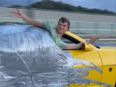 В Сочи примотанный скотчем к кабриолету блогер промчался по трассе со скоростью 100 км/ч (видео)