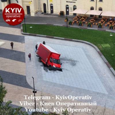 На Арсенальной площади в Киеве грузовик провалился в «сухой» фонтан (ВИДЕО)
