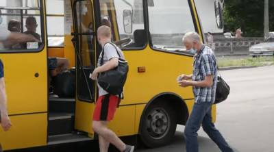 По Киеву ездит маршрутка, у которой проваливается пол: "Можно даже ноги сполоснуть"