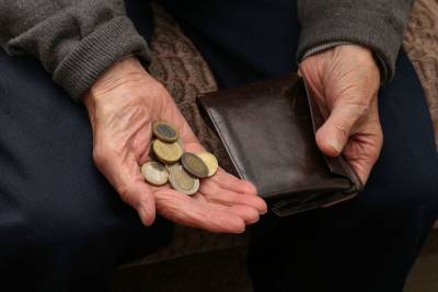 Петербургские пенсионеры начали получать выплаты в 10 тысяч рублей