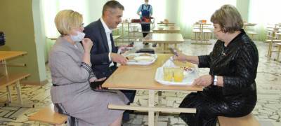 «В буфете мэрии кормят неплохо, но здесь — лучше»: Любарский и Пивненко оценили меню школьных столовых в Петрозаводске