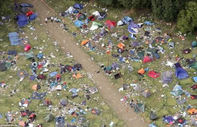 Посмотрите, сколько мусора и палаток оставили британцы после одного из фестивалей (ФОТО)